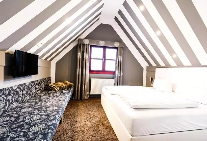 スタンダード4人部屋, Arthotel Restaurant Pfeffermühle