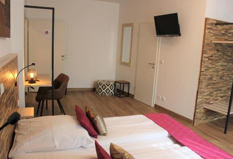 スタンダードトリプルルーム, Am Blumenhaus