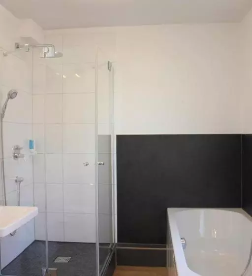 Standard Neljän Hengen Huone, Am Blumenhaus