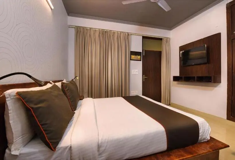 Classic Kolmen Hengen Huone, Collection O Hotel Ratiram Palace