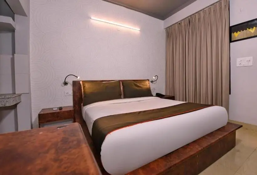 Classic Kolmen Hengen Huone, Collection O Hotel Ratiram Palace