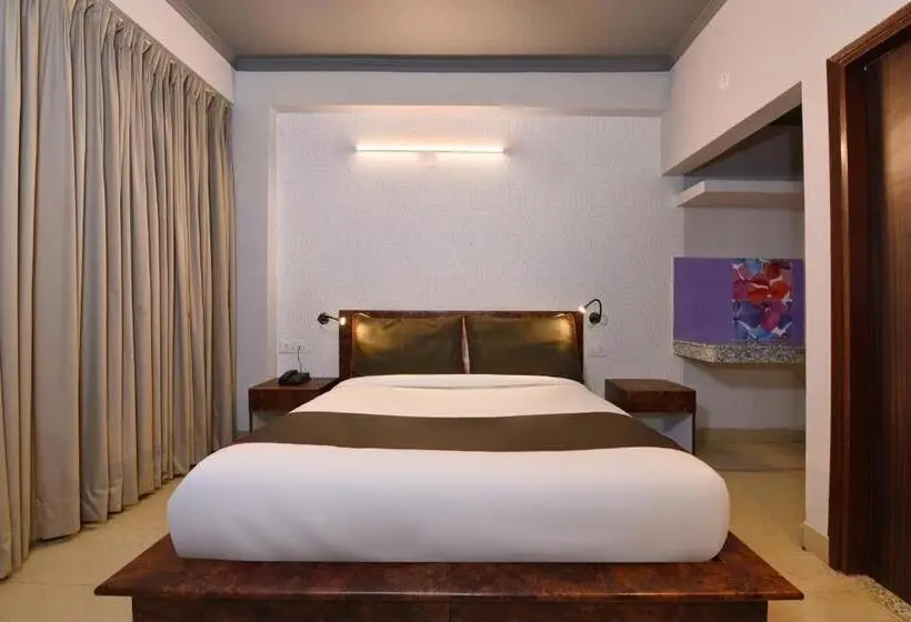 Classic Kolmen Hengen Huone, Collection O Hotel Ratiram Palace