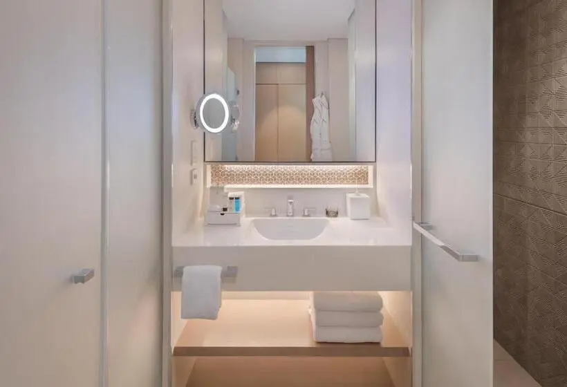 اتاق لوکس با چشم‌انداز استخر, Palace Beach Resort Fujairah
