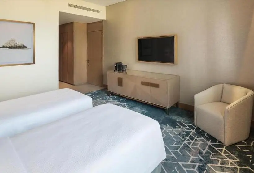 اتاق لوکس با چشم‌انداز استخر, Palace Beach Resort Fujairah