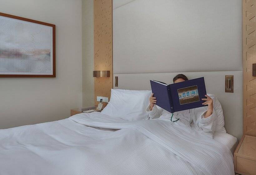 اتاق لوکس با چشمانداز استخر, Palace Beach Resort Fujairah