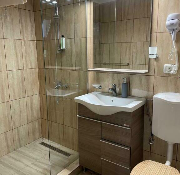 غرفة قياسية ثلاثية, Casa Paraschiva