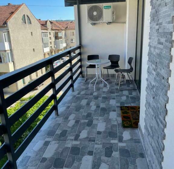اتاق استاندارد سه نفره, Casa Paraschiva