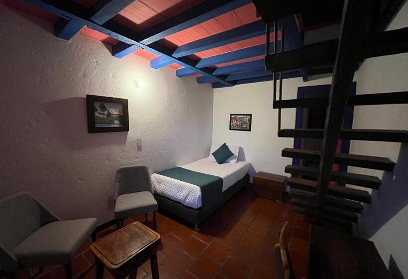 غرفة قياسية ثلاثية, El Percal Hacienda