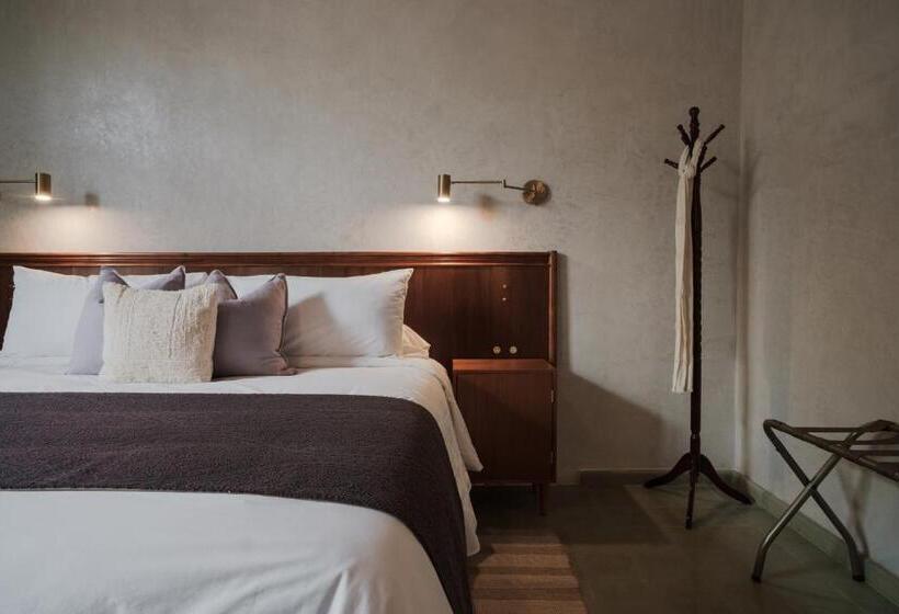 Номер Стандарт Вид на Сад, Hércules