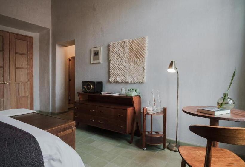 Номер Стандарт Вид на Сад, Hércules