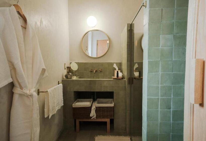 Номер Стандарт Вид на Сад, Hércules