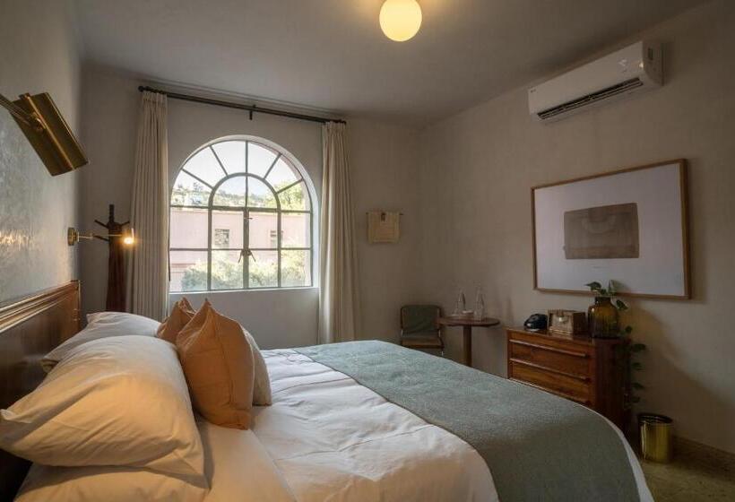 Номер Стандарт Вид на Сад, Hércules