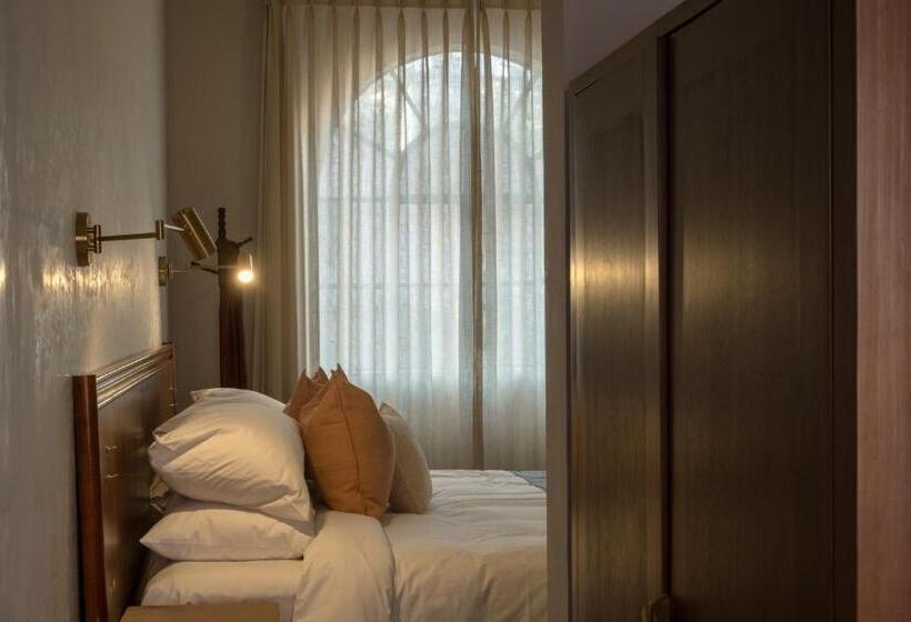 Номер Стандарт Вид на Сад, Hércules