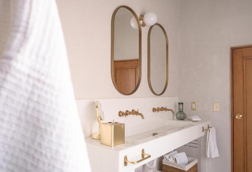 Номер Стандарт Вид на Сад, Hércules