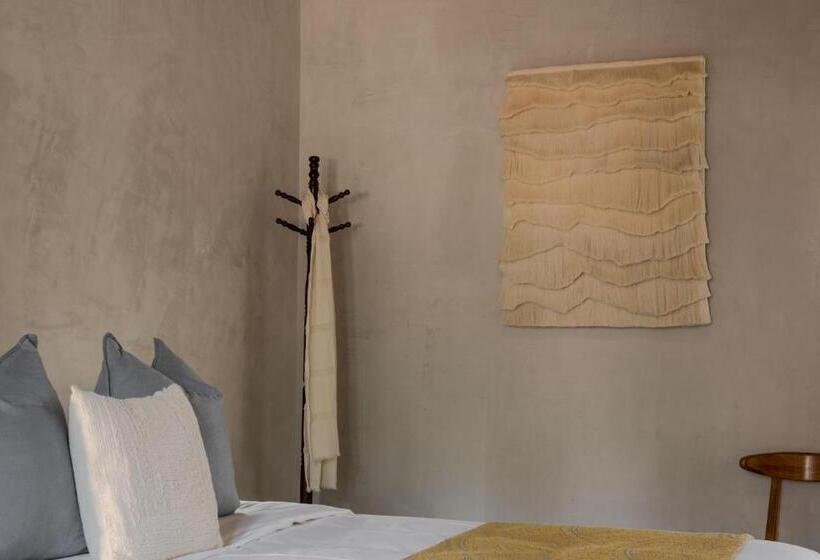 Номер Стандарт Вид на Сад, Hércules