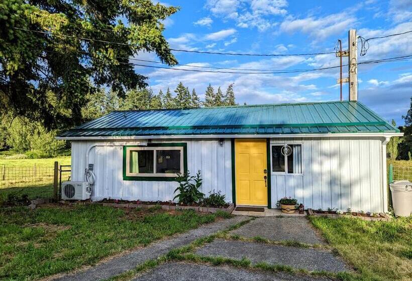 小室, The Cottage On The Farm