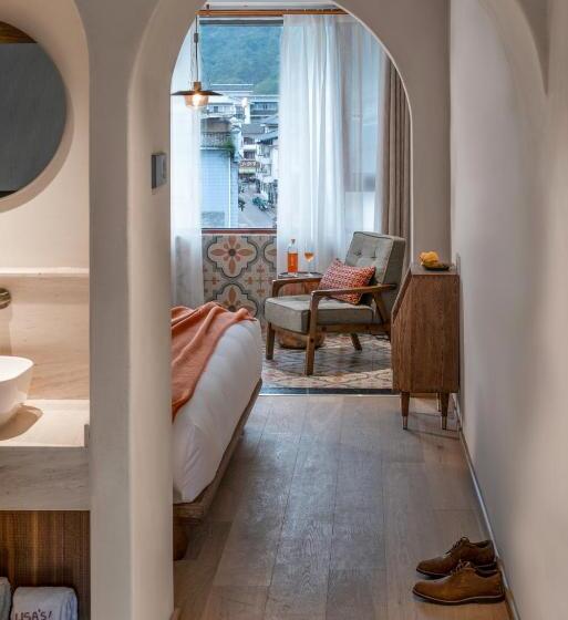 اتاق لوکس, Lisa Boutique