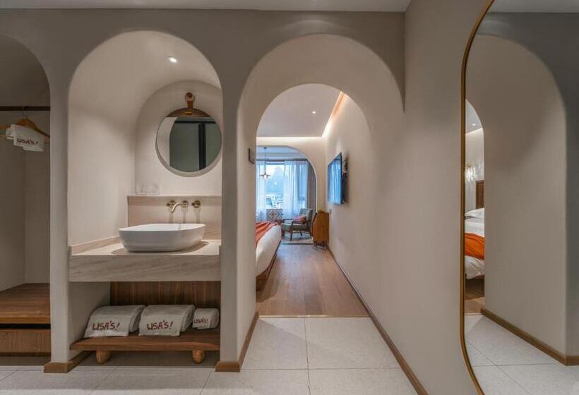 اتاق لوکس, Lisa Boutique