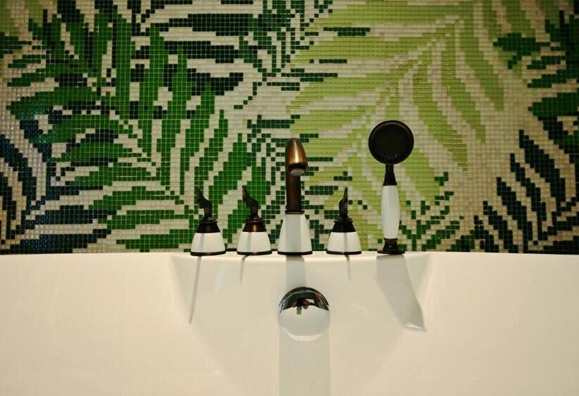 سوییت خانوادگی, Lisa Boutique