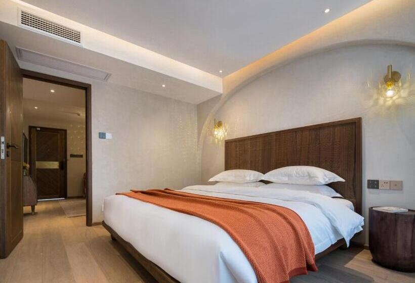 سوییت خانوادگی, Lisa Boutique