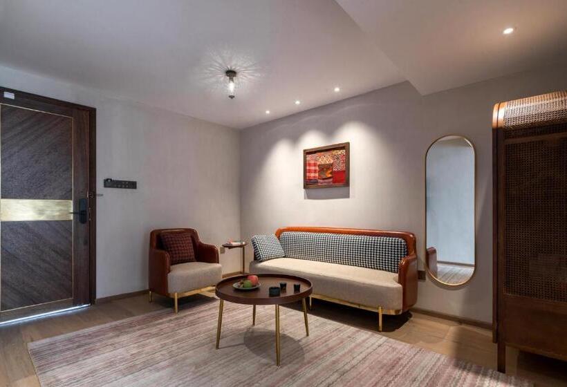 سوییت خانوادگی, Lisa Boutique