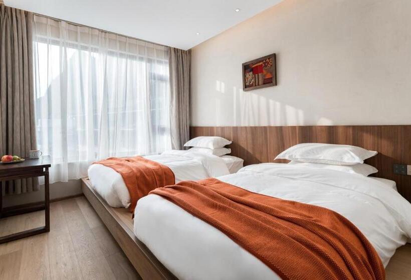 سوییت خانوادگی, Lisa Boutique