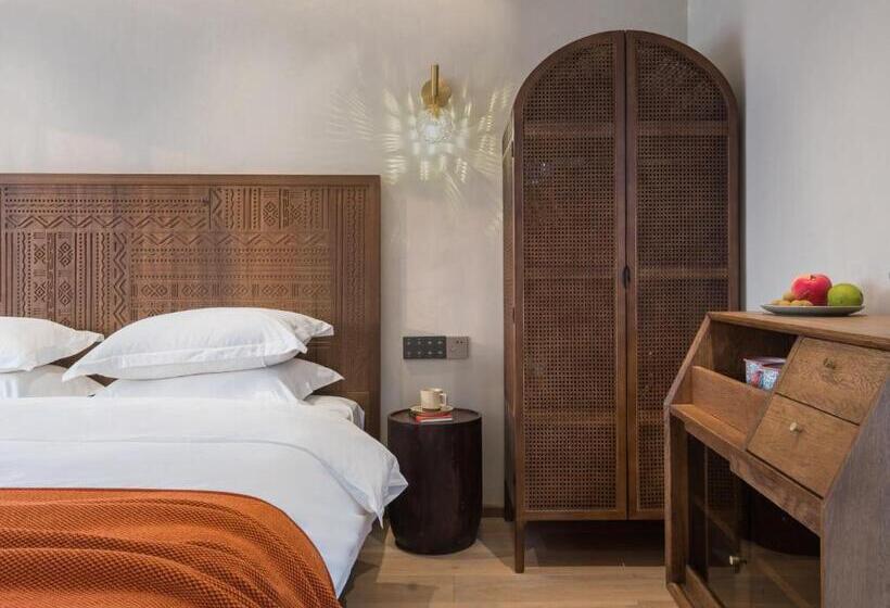 اتاق لوکس با تخت بزرگ, Lisa Boutique