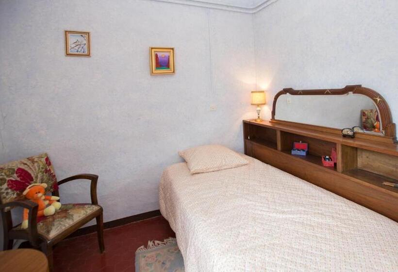 חדר סטנדרט יחיד, Des Etrangers