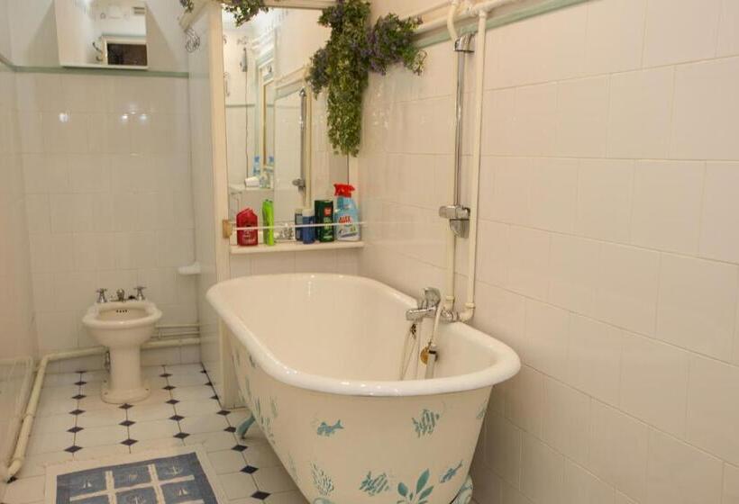 חדר סטנדרט יחיד, Des Etrangers