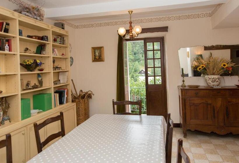 חדר סטנדרט יחיד, Des Etrangers