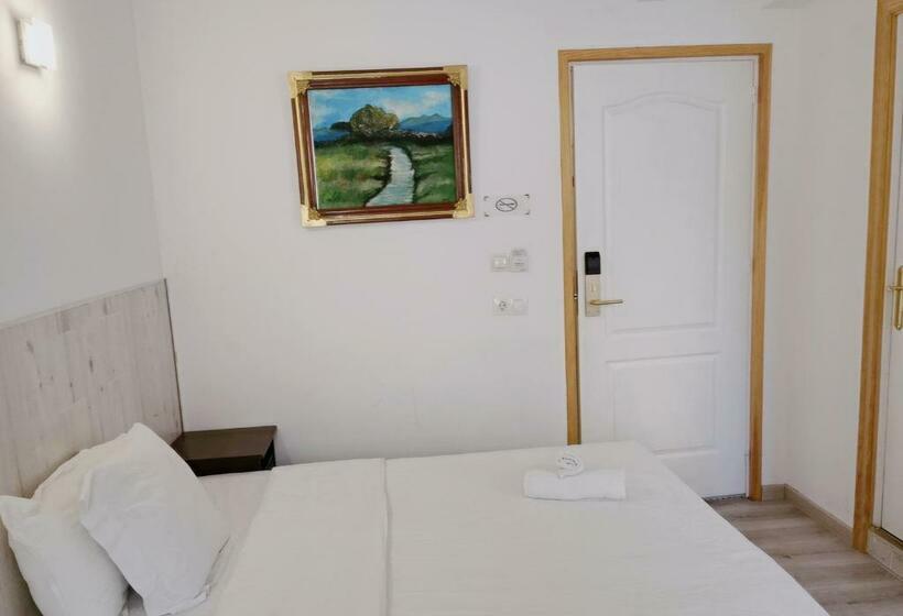 اتاق استاندارد سه نفره, Barcelona Coronahostal