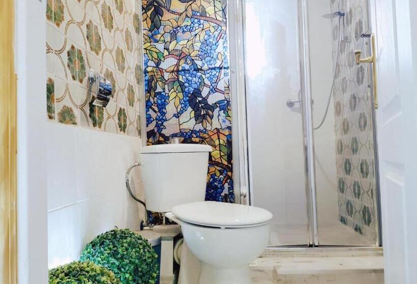اتاق استاندارد سه نفره, Barcelona Coronahostal