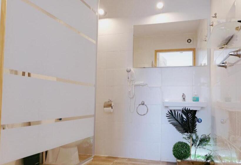 اتاق استاندارد چهار تخته, Barcelona Coronahostal