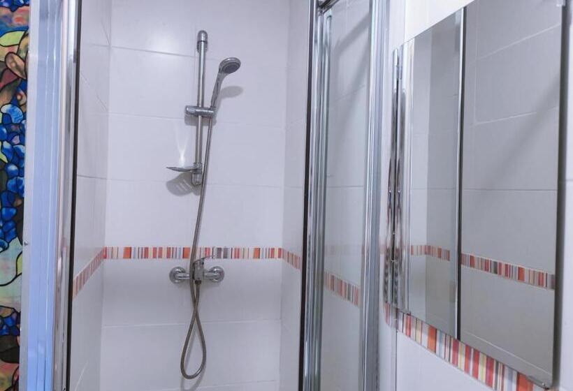 اتاق استاندارد سه تخته با چشمانداز باغ, Barcelona Coronahostal