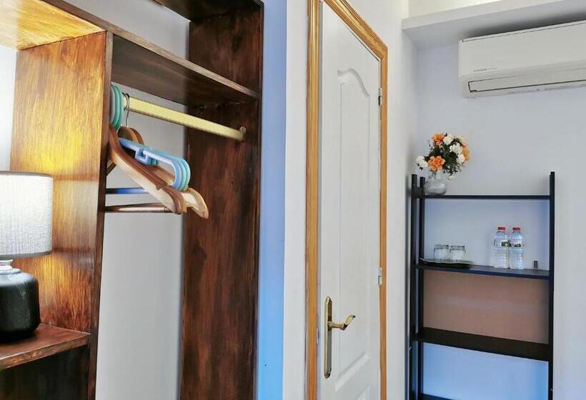 اتاق استاندارد سه تخته با چشمانداز باغ, Barcelona Coronahostal