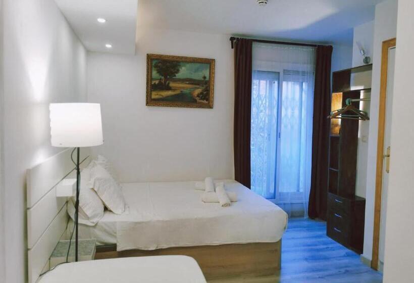 اتاق استاندارد سه تخته با چشمانداز باغ, Barcelona Coronahostal