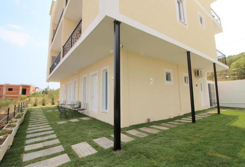 コンフォートトリプルルーム, Golden Hill Ksamil