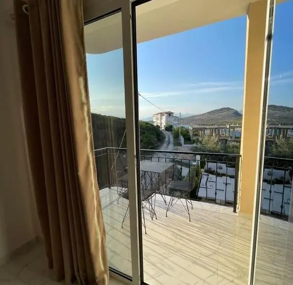 اتاق خانوادگی, Golden Hill Ksamil
