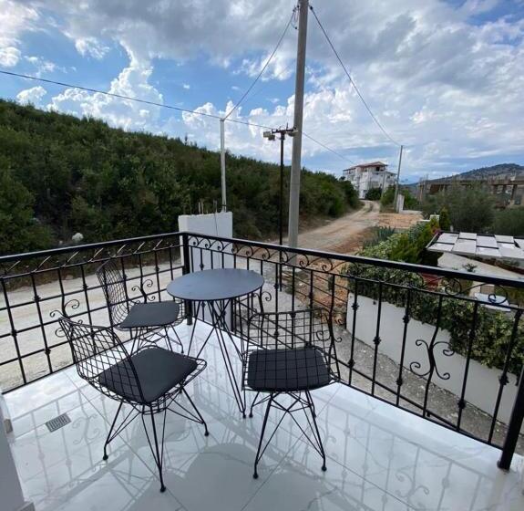 デラックストリプルルーム, Golden Hill Ksamil