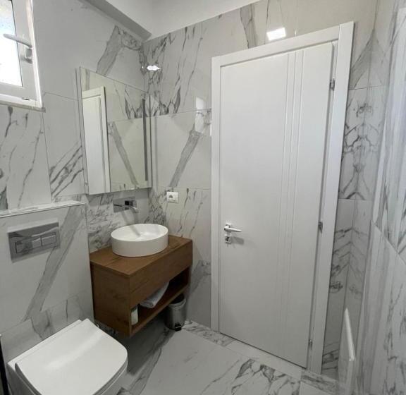 キングサイドベッドのスタンダードワンルーム, Golden Hill Ksamil