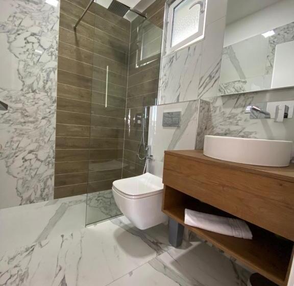 キングサイドベッドのスタンダードワンルーム, Golden Hill Ksamil