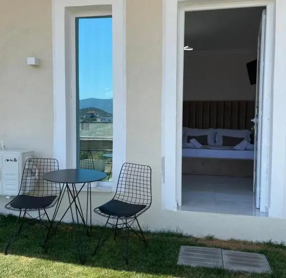 استودیو استاندارد با تخت کینگ, Golden Hill Ksamil