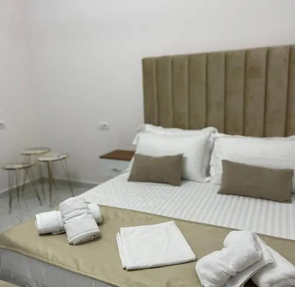 استودیو استاندارد با تخت کینگ, Golden Hill Ksamil