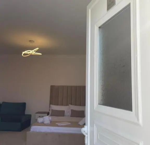 استودیوی استاندارد, Golden Hill Ksamil