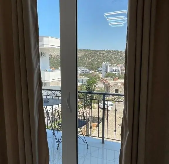 استودیو خانوادگی, Golden Hill Ksamil
