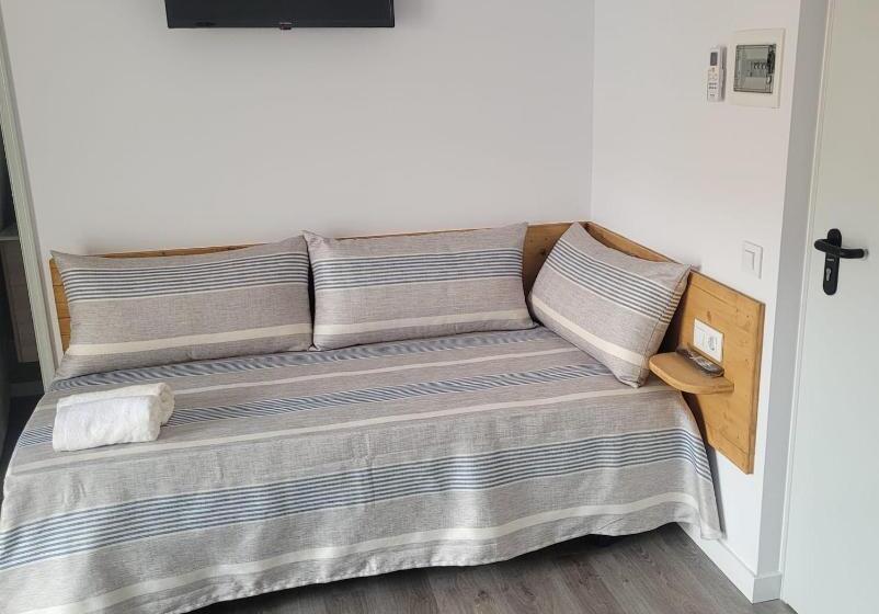 스탠다드 트리플 룸, Malva Hostel