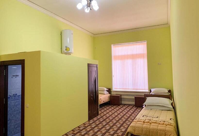 Standard Neljän Hengen Huone, Safar Guest House