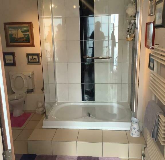 Семейный Номер, The Bell Inn