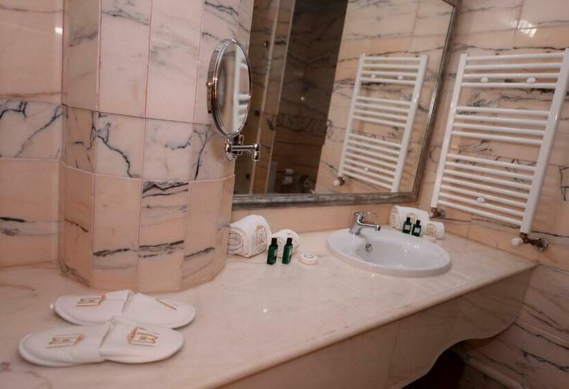 جناح مطلّ علي حمام السباحة, The White Palace Rabat