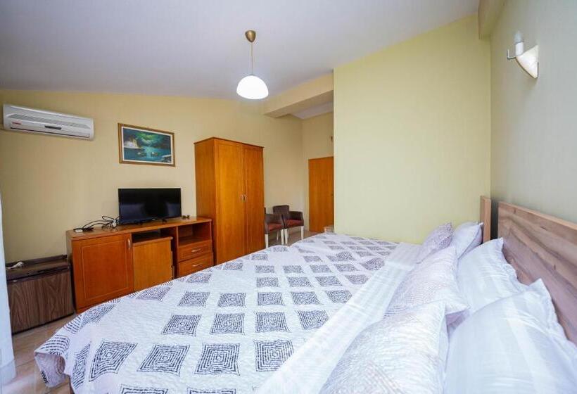 חדר סטנדרט לשלושה עם מרפסת, Galante